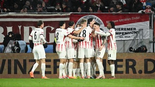 Freiburgs Spieler bejubeln das 2:1 gegen den HSV.