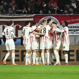 Freiburgs Spieler bejubeln das 2:1 gegen den HSV.