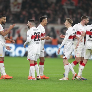 Der VfB Stuttgart feiert das 4:1 in Leverkusen