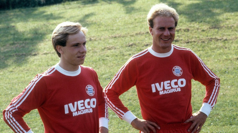 Die Brüder Michael und Karl Heinz Rummenigge (beide FC Bayern München) im Jahr 1983