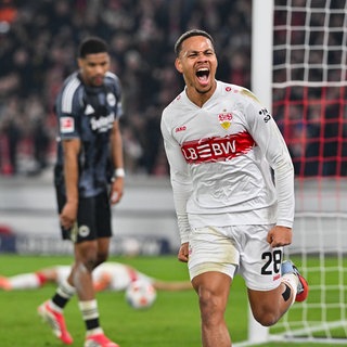 Der Stuttgarter Nikolas Nartey feiert seinen Siegtreffer gegen Eintracht Frankfurt.
