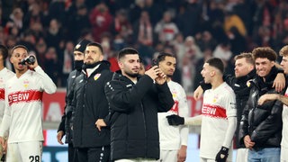 Deniz Undav (vorne) und der VfB Stuttgart feiern den Sieg gegen Eintracht Frankfurt