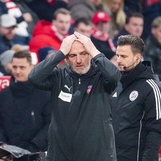 Heidenheims Trainer Frank Schmidt ist bei der Niederlage in Mainz verzweifelt