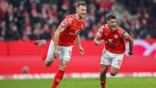 Silvan Widmer und Nadiem Amiri feiern den wichtigen Sieg gegen den 1. FC Heidenheim.