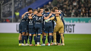 Spieler der TSG Hoffenheim umarmen sich