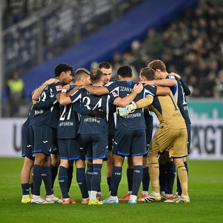 Spieler der TSG Hoffenheim umarmen sich