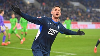 Andrej Kramarić jubelt beim 5:1-Sieg gegen Gladbach mit ausgebreiteten Armen über sein Tor. 