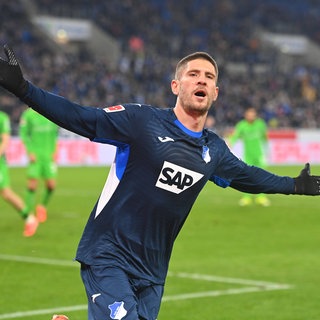 Andrej Kramarić jubelt beim 5:1-Sieg gegen Gladbach mit ausgebreiteten Armen über sein Tor. 