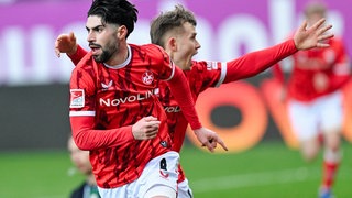 Semih Sahin (li., 1. FC Kaiserslautern) jubelt mit Naatan Skyttä über das Tor zum 2:1 gegen Hannover 96