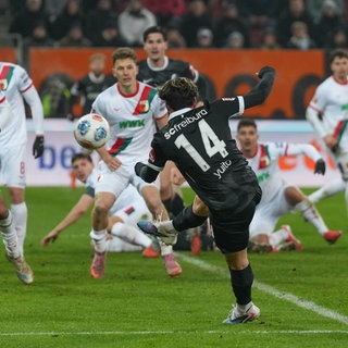 Yuito Suzuki vom SC Freiburg erzielt gegen den FC Augsburg ein Tor. 