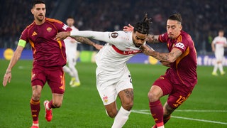 Der Stuttgarter Lorenz Assignon hat große Schwierigkeiten, sich im Europa-League-Spiel bei der AS Rom gegen Lorenzo Pellegrini und Kostas Tsimikas durchzusetzen.