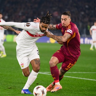 Der Stuttgarter Lorenz Assignon hat große Schwierigkeiten, sich im Europa-League-Spiel bei der AS Rom gegen Lorenzo Pellegrini und Kostas Tsimikas durchzusetzen.