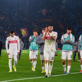 Spieler des VfB Stuttgart gehen nach dem Spiel bei AS Rom enttäuscht in die Kurve