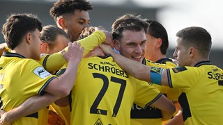 Aachener Jubel um Torschütze Mika Schroers