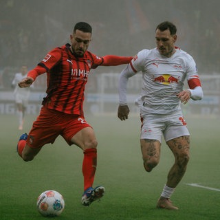 Arijon Ibrahimovic (1. FC Heidenheim, 22) und David Raum (RB Leipzig)