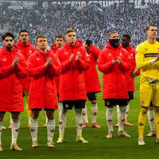 Spieler des 1. FC Kaiserslautern applaudieren ihren Fans nach dem Duell mit Schalke 04. 