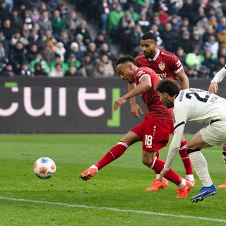 Jamie Leweling vom VfB Stuttgart trifft im Duell mit Gladbach zur Führung. 