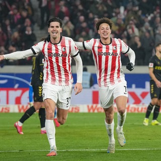 Igor Matanovic (SC Freiburg) und Derry Scherhant (SC Freiburg) beim Torjubel.