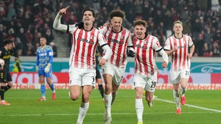 Der SC Freiburg bejubelt das Führungstor gegen Köln.