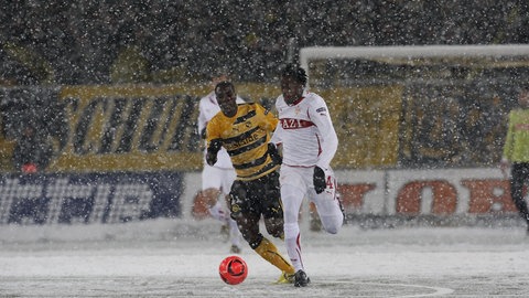 Thierry Doubai (Bern) gegen Mamadou Bah (VfB). 01.12.2010, -Europa-League 20102011