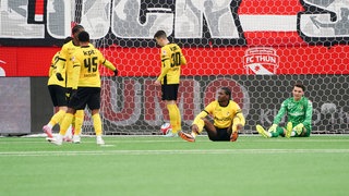 Enttäuschte Spieler von Young Boys Bern nach der 4:1 Niederlage gegen den FC Thun. 