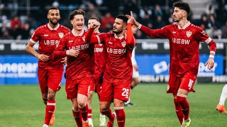 Stuttgarts Spieler feiern den Sieg gegen Borussia Mönchengladbach