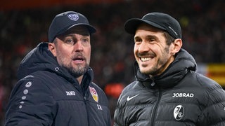Sebastian Hoeneß vom VfB Stuttgart (li.) und Julian Schuster vom SC Freiburg
