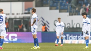 Die Mannschaft vom Karlsruher SC steht enttäuscht auf dem Platz in Braunschweig