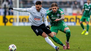 Leon Dajaku (SSV Ulm 1846) im Zweikampf mit Joshua Bitter (MSV Duisburg).