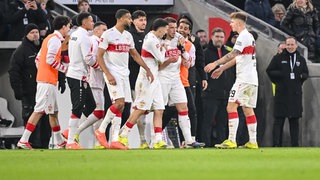 Ermedin Demirovic (VfB Stuttgart) und das Team jubeln nach dem Treffer zum 1:0 gegen Freiburg