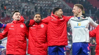 Paul Nebel, Phillipp Mwene, Nadiem Amiri und Phillip Tietz (v.l.n.r) vom 1. FSV Mainz 05 jubeln