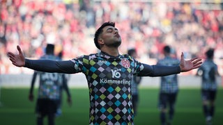 Mainz-05-Spielmacher Nadiem Amiri jubelt nach seinem Elfmeter-Tor gegen den FC Augsburg mit ausgebreiteten Armen.