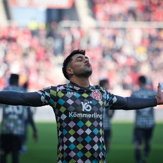 Mainz-05-Spielmacher Nadiem Amiri jubelt nach seinem Elfmeter-Tor gegen den FC Augsburg mit ausgebreiteten Armen.