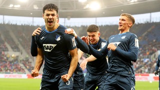 Spieler der TSG Hoffenheim bejubeln gegen den SC Freiburg ein Tor von Ozan Kabak.