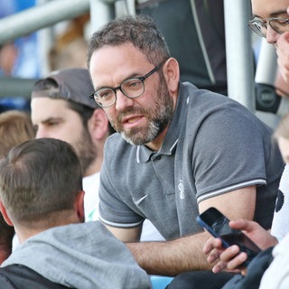 Marc Strauß, der zukünftig für den FCK tätig sein wird, sitzt auf der Tribüne eines Stadions.