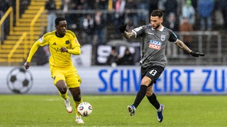 Elijah Krahn (1. FC Saarbrücken) und Leon Dajaku (SSV Ulm 1846 Fußball) kämpfen um den Ball.