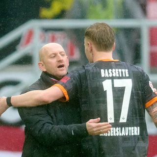 Norman Bassette jubelt nach seinem Premierentor für den FCK mit seinem Trainer Torsten Lieberknecht.