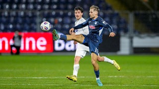 Luka Duric (TSG Hoffenheim II) und Leonhard Münst (Viktoria Köln) im Zweikampf um den Ball