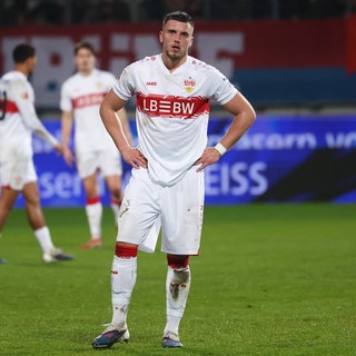 Ermedin Demirovic steht nach dem Spiel in Heidenheim mit ungläbigem Blick auf dem Platz und ärgert sich. Der VAR hat VfB-Stuttgart-Stürmer drei Tore innerhalb drei Tagen aberkannt.