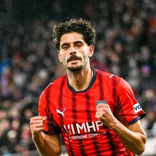 Eren Dinkci jubelt über seinen Treffer gegen den VfB Stuttgart