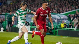 Jamie Leweling (VfB Stuttgart) im Duell mit Daizen Maeda (Celtic Glasgow).