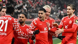 Dominik Kohr, Danny da Costa, Phillipp Mwene, Nadiem Amiri, Phillip Tietz und Stefan Posch (v.l.n.r.) beim Jubeln