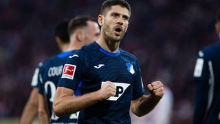 Andrej Kramaric jubelt mit geballten Fäusten auf dem Fußballplatz nach seinem Tor gegen Köln.