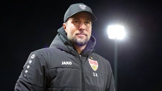 Sebastian Hoeneß mit Flutlicht im Hintergrund