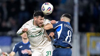 Kevin Volland von 1860 München und Diren Dagdeviren von der TSG Hoffenheim II im Kopfballduell.