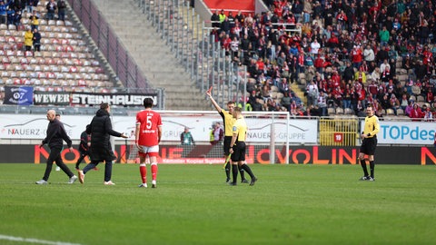 FCK-Trainer Torsten Lieberknecht (li.) sieht Gelb-Rot von Schiedsrichter Florian Exner.