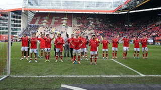 Die FCK-Spieler bedanken sich nach der Niederlage gegen Paderborn für die Unterstützung der Fans