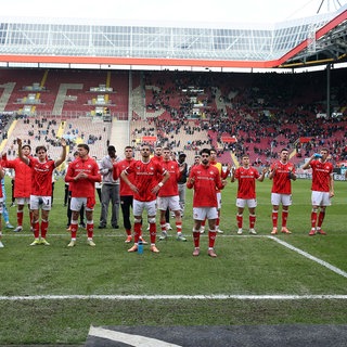 Die FCK-Spieler bedanken sich nach der Niederlage gegen Paderborn für die Unterstützung der Fans