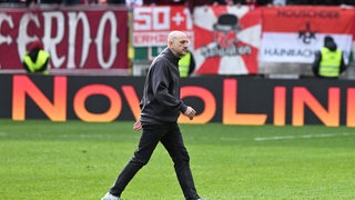 Torsten Lieberknecht verlässt nach der Gelb-Roten-Karte durch Schiedsrichter Florian Exner den Platz