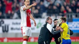 Torwart Felix Wienand (Rot-Weiss Essen, re.) kniet in der Partie gegen den Waldhof verletzt auf dem Spielfeld